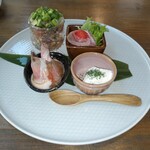 PANNACOTTA - 前菜４種（新じゃがのパンナコッタ、ローストビーフ、生ハムとイチゴのサラダ、カツオお刺身の和物）