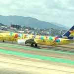 因幡うどん - 福岡空港から離陸していくピカチュー模様の飛行機