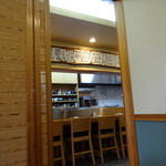 鮨ひら山 - テーブル席からカウンター方面