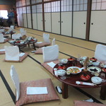 花月 - 食事会場。朱色の円卓