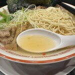 笠岡ラーメン 一元堂 - 鶏ガラベースのスープは昆布の旨みもありまろやか