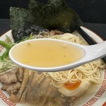 笠岡ラーメン 一元堂 - 塩のカエシは尖ったところのない優しい味わい。