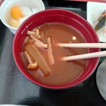 二度ザクラ - ◯お味噌汁
赤味噌強めなミックス味噌、顆粒出汁な味わいで
大根にえのき、お揚げが入っていた

大根の味わいが味噌汁に良く出ていて美味しい味わい