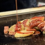 お好み焼屋みっちゃん - 「じゃがベーコンチーズ」 (｢ºωº)｢
      シンプルながら焼き方がうますぎて連鎖する神メニューやな