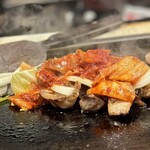 お好み焼屋みっちゃん - アテ②の「ホルモンキムチ炒め」(ᗒᗨᗕ)
      プリッグニュ、のホルモンと旨辛キムチともやしのいい香り