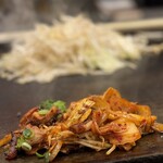 お好み焼屋みっちゃん - 俺の「ホルモンキムチ」の奥に
      となりに座ってるスマホゲームに夢中の中坊の
      「焼きそば」が登場 ჱ̒ (^O^)