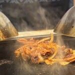 お好み焼屋みっちゃん - 一気に焼かれてくライブ感Σ(ʘωʘﾉ)ﾉ