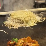 お好み焼屋みっちゃん - 茹でたて太麺のがじゅばぁーーーーー
      
      なんなん！破壊力すさまじい(۳˚Д˚)۳
      
      ※ となりの方の焼きそばやけどうまそう