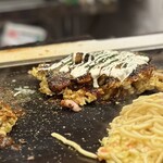 お好み焼屋みっちゃん - ソース、マヨ、ぶし粉、青のり、、、、
      マヨは独特の濃厚さのあるおいしさ
      この上から、追い「花ガツオ」 ٩( ˙༥˙ )و 