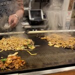 お好み焼屋みっちゃん - 兄弟そろって味ちがいの「焼きそば」(⊙ꇴ⊙)!!!
      
      濃いソース味と、塩味、、、、どっちもやばい