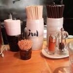 濃厚魚介らぅ麺 純 - 右の茶色い箸がリターナル箸です、箸先がネジネジで麺が滑りにくくなってます。