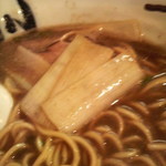 濃厚魚介らぅ麺 純 - 甘い白ネギの短冊。