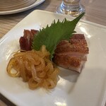 横浜大飯店 - 前菜三種盛り、クラゲ、窯焼きチャーシュー、香港焼豚