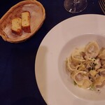 OSTERIASUDO - フォカッチャは少しベーコンが入っていてオリーブオイルをつけて食べる。