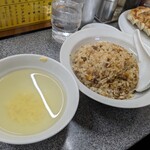 中華麺店 喜楽 - チャーハンとセットのスープ