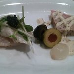 マンハッタングリル山王座 - 男鹿のフグにキャビア、オリーブ、右が・・・何だっけ(;O;)