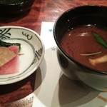 マンハッタングリル山王座 - 赤出汁と酢の物。