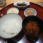 礒田 - 土鍋ごはん
       牛のしぐれ煮・白菜のお新香・ちりめんじゃこ がお供に。