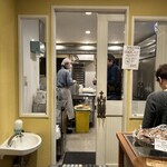 ドース イスピーガ - お店の奥で作ってます。