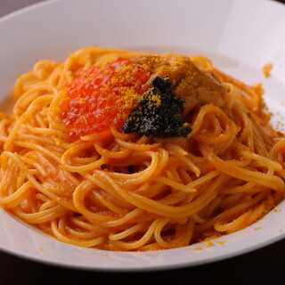 Specialty! Tomato cream pasta with sea urchin, salmon roe, caviar, and mullet roe