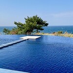 Shirahama Key Terrace Hotel Seamore - 奥の方に有るこちらのエリアは春秋は温水プール、夏はプールとして利用可✧︎*。
                        (※2枚目の写真ではなくこちらが正です）