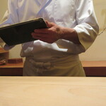 江戸前鮨 二鶴 - 船橋さんからタブレットで説明