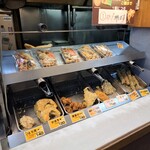 うどん市場 - 揚げ物コーナーへと続く。