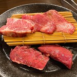 黒毛和牛焼肉 白か黒 - 