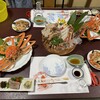 三国屋 - 黄色い器は洗面器。ケロヨンです。笑笑。カニの大きさを比べてください。全てタグ付き。
