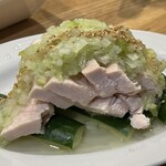 かつぎや - 蒸し鶏のボリュームが半端ない　ムネ肉500gですからど迫力です