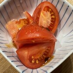 かつぎや - 皮も実も硬めのしっかりしたトマト　これがすごく美味しい