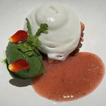 Bistronomie Avin - 春菊のソルベにイチゴソースという季節感のあるデセール