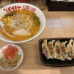 239807486 - 【2024.3.22(金)】辛みそとん（並盛・100g・硬さ普通）1,130円＋特製餃子（6個）390円→0円＋無料トッピング