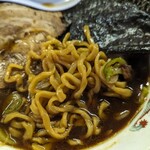 Banri - 麺の感じ。見た目の色ほど濃い味ではない。