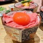 Seiniku Oroshitonya Chokuei Yakiniku Ten Gyuujirou - 名物の「トロ肉丼 3姉妹」は必食。長女「つやつや生肉牛丼」小丼だから嬉しいサイズ感♥️