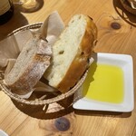 Mescita Pane e Vino  - パンは香り高く　右の玉ねぎパン、絶品！