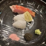 茜坂大沼 - 皮目を炙った金目鯛はいい脂の乗り。泥障烏賊の甘さ。桜塩からは桜が香ります。お馴染み昆布醤油はついに特許を取得されたそう！瓶詰めで購入したい。