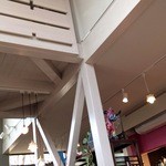 qilin - 明るい色が基調の店内