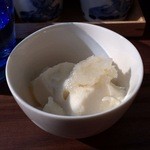 qilin - デザートは杏仁豆腐のライチシャーベットがけ