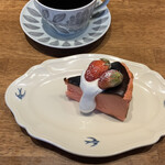 cafe jaskołka - 苺のバスクチーズケーキ