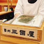 割烹 白鷹 - 女将がおむすびを握ります。海苔は広島の三國屋