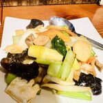 栄楽飯店 - 八宝菜をお願いしたら、フクロタケ、姫竹、白くわい入りの十宝菜でした( * ॑꒳ ॑*)♪♪