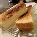カフェ・ラパン - モーニング・セット「チーズトースト+サラダ+コーヒー」(800円)