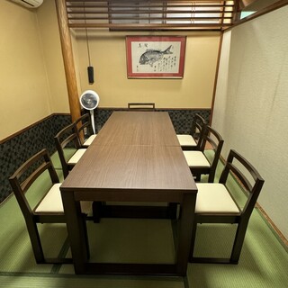 A private tatami room that can accommodate 4 to 16 people, perfect for families and children.