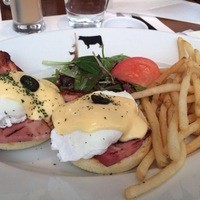 37 Steakhouse & Bar - グリルベーコンのエッグベネディクト