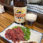 立呑み処 入部酒店 - 瓶ビールと鯨の脂身