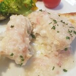 キッチン ブルー グローブ - めかじきポワレをカット、かなりの肉厚です！