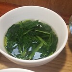 キッチン ブルー グローブ - ほうれん草スープのアップ