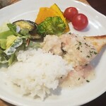 キッチン ブルー グローブ - ご飯、サラダを乗せて
