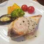 キッチン ブルー グローブ - めかじきポワレのアップ